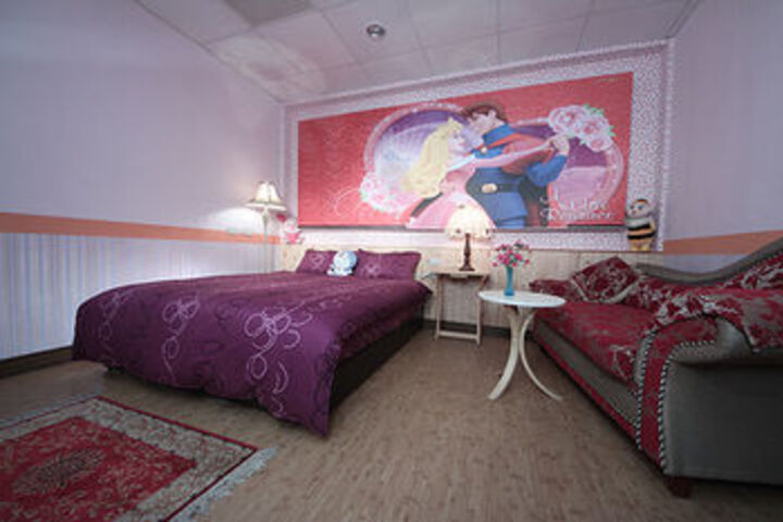 Room 6 of 16