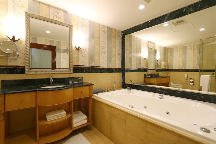 Room 48 of 103
