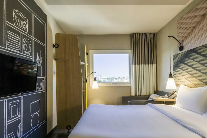 Room 16 of 33