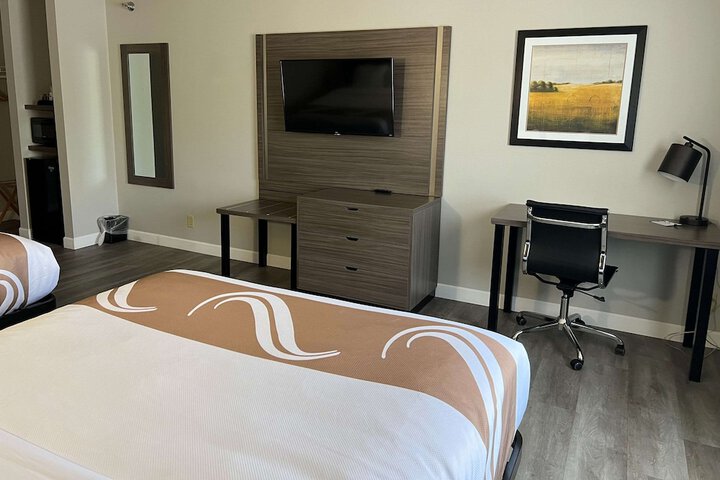 2 Queen Beds (5 of 10)