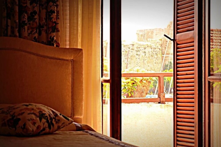 Room 7 of 14