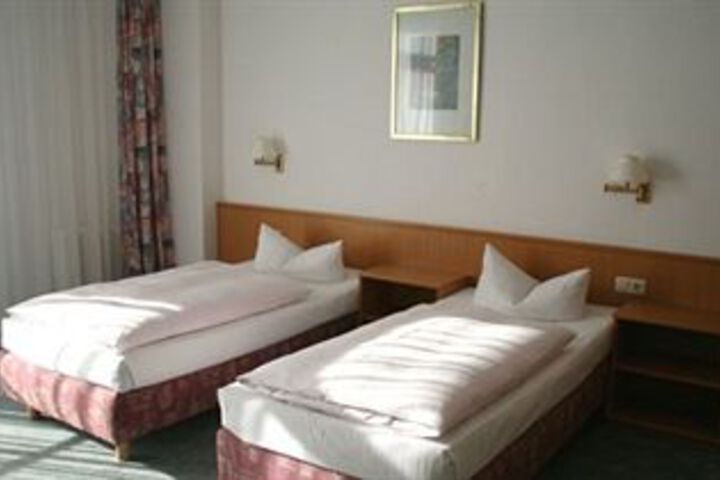 Room 4 of 15