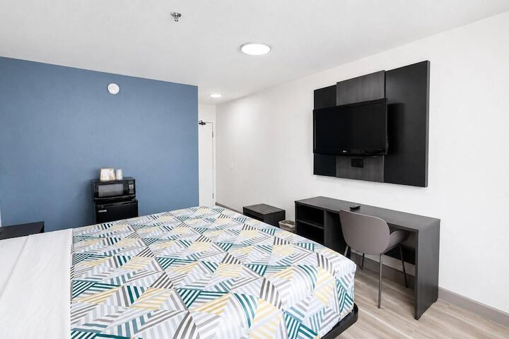Room 32 of 46
