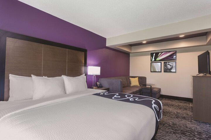 1 King Bed Deluxe Room (3 of 20)