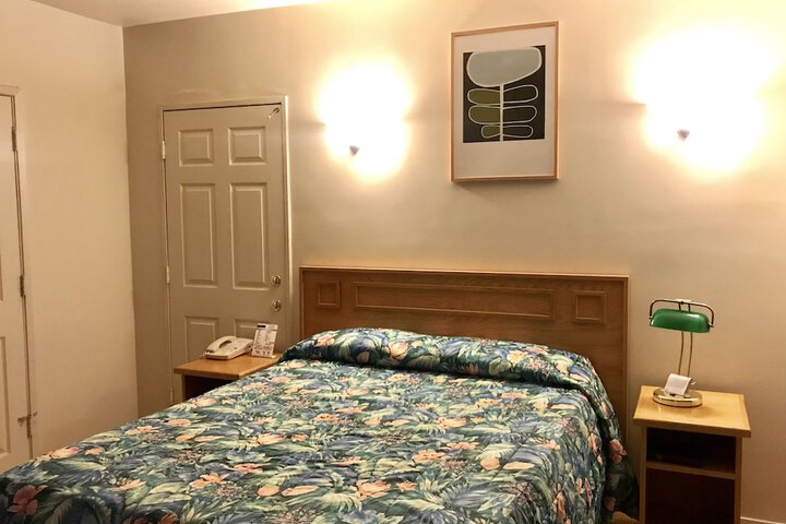 1 Queen Bed (12 of 12)