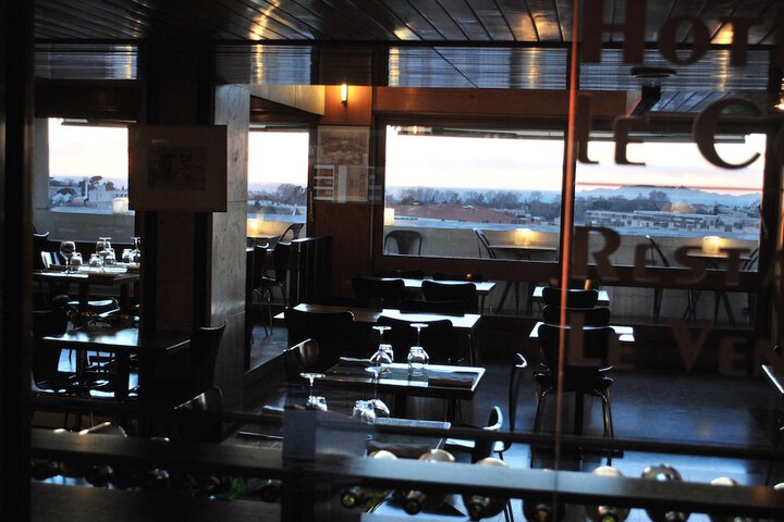 Dining 80 of 98