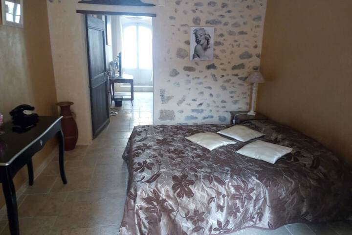 Room 5 of 23