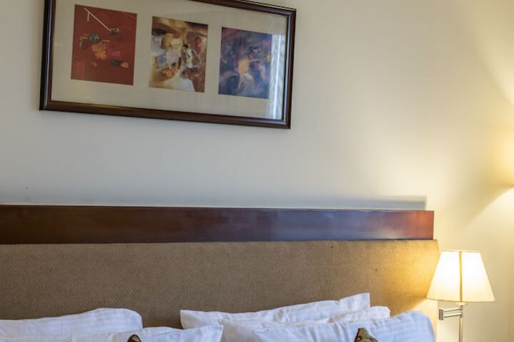 Room 28 of 87