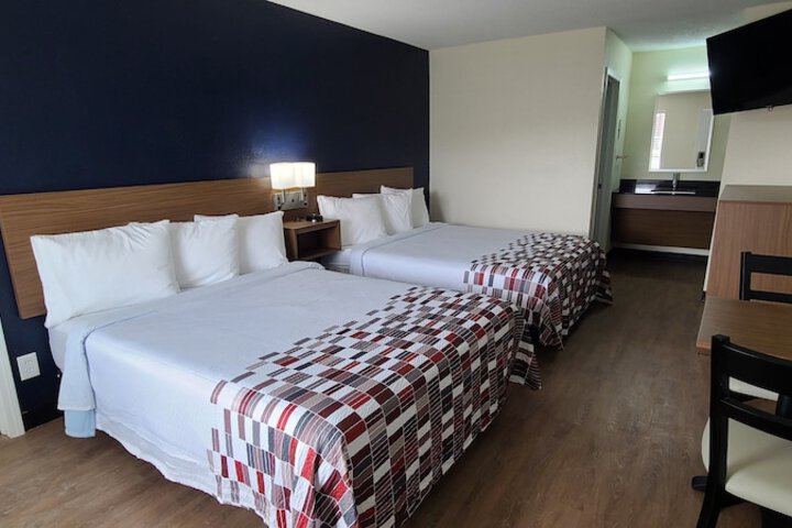 Deluxe Queen Bed (7 of 18)