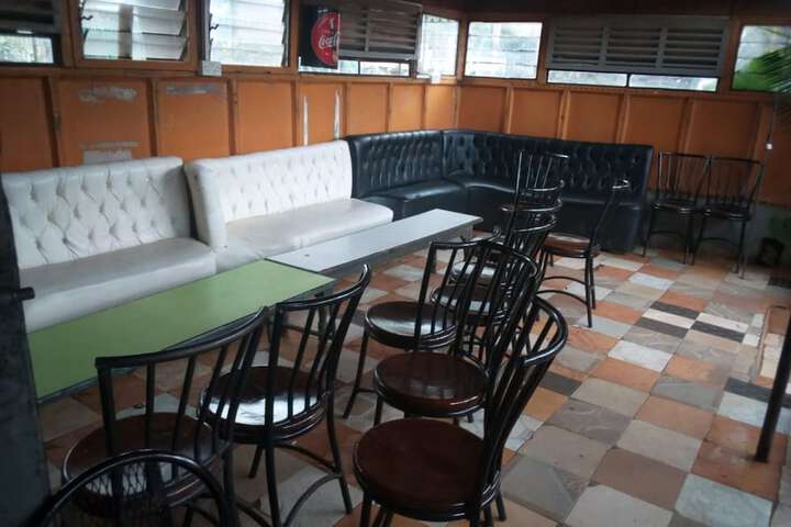 Lounge 22 of 29