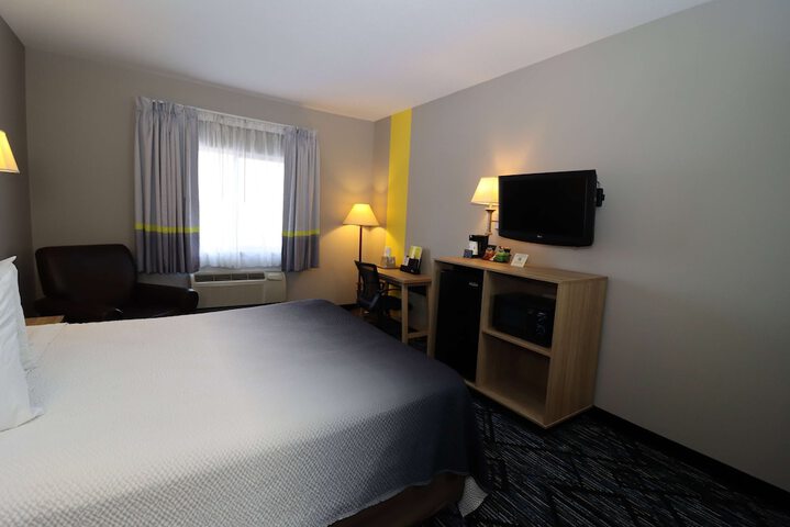 1 Queen Bed Mobility Accessible (18 of 21)