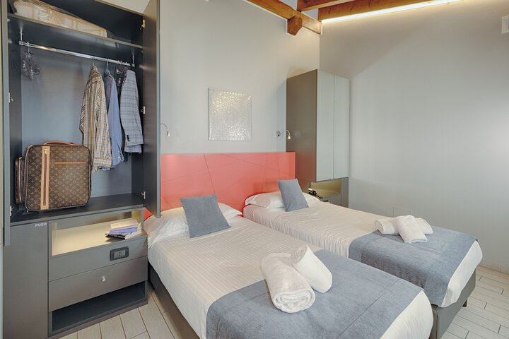 Room 44 of 122