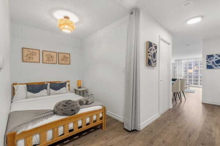 Room 2 of 10