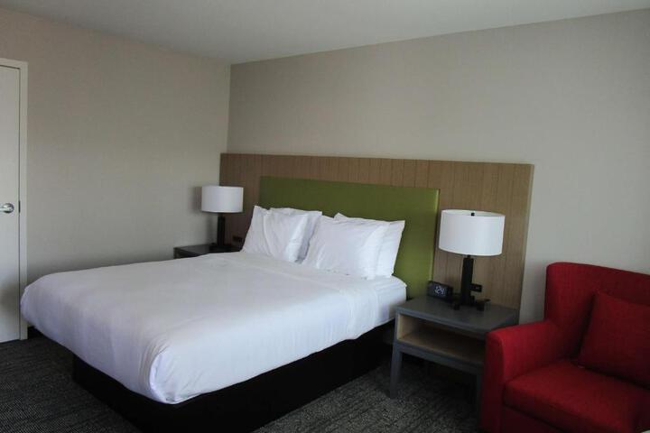 1 Queen Bed (3 of 23)