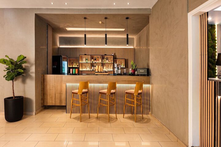 Lounge 63 of 74