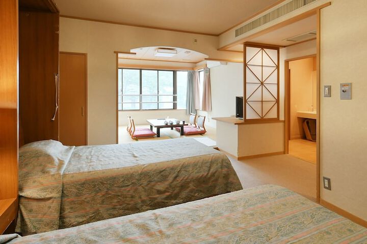 Room 7 of 83