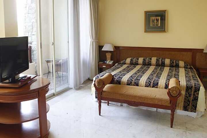 Room 12 of 42