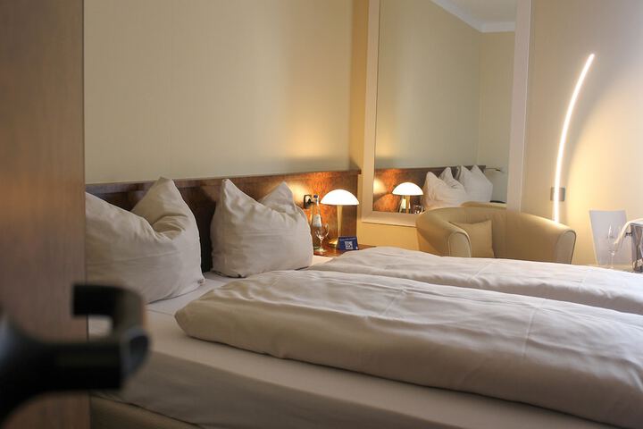 Room 5 of 33
