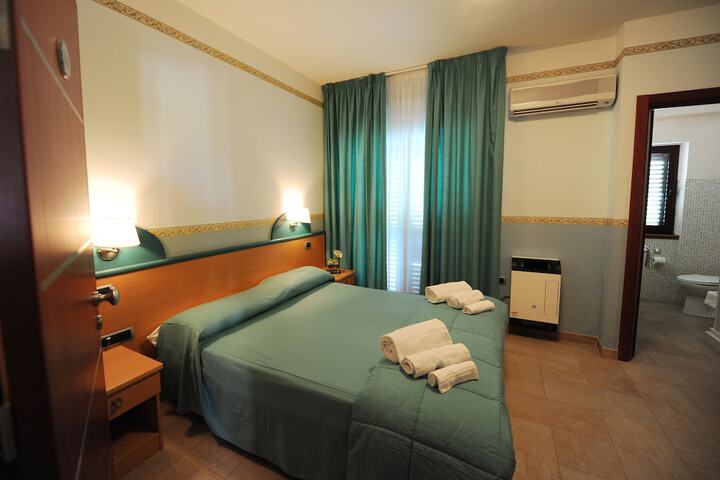 Room 9 of 27