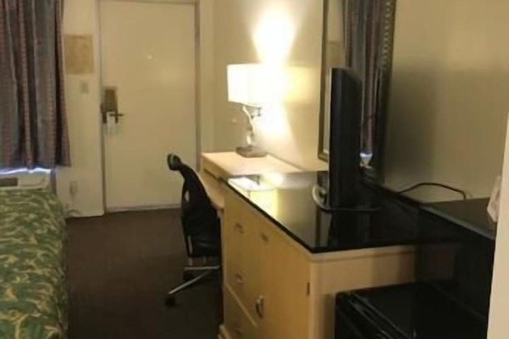 Room 8 of 34