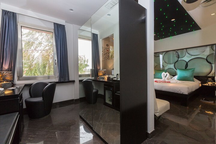Room 46 of 100