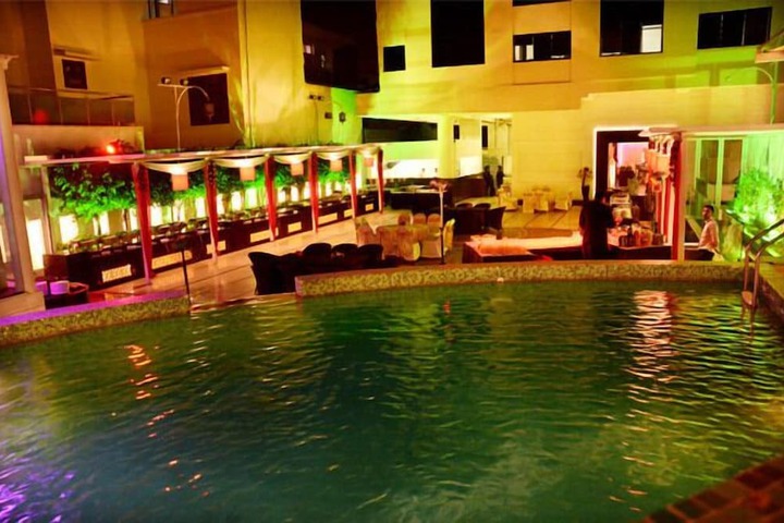 Pools & Facilities