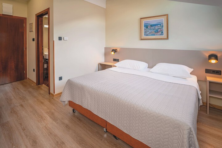 Room 9 of 235