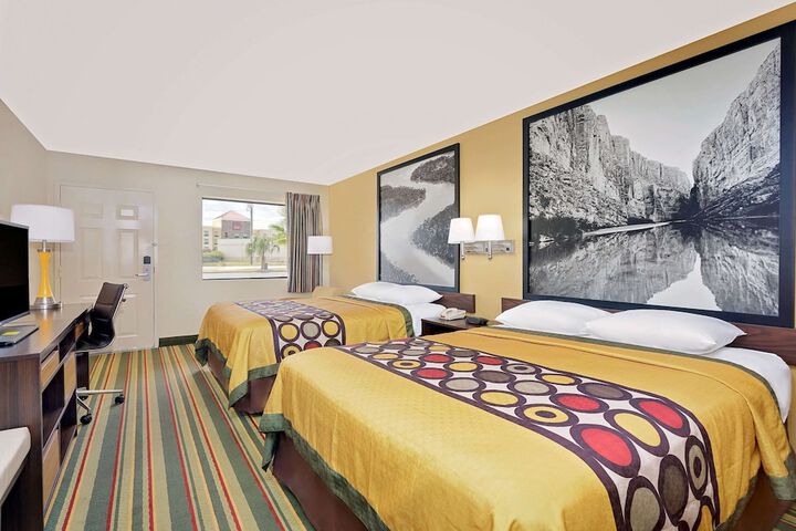 2 Queen Beds (5 of 6)