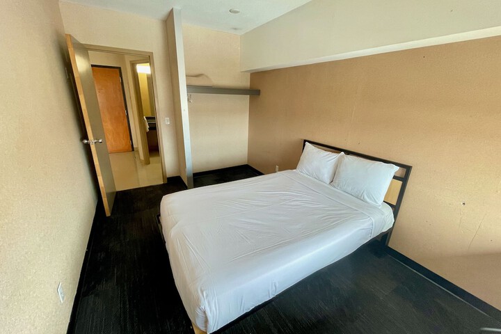 Room 3 of 10