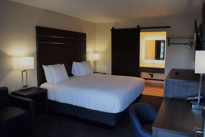 1 King Bed (5 of 6)