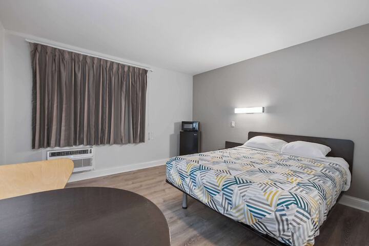1 Queen Bed (8 of 9)