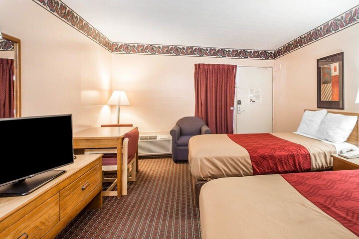2 Double Beds (1 of 10)