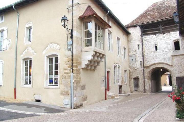 Maison de Caractère 14ème Siècle 6 Pers., Grand Jardin & Cheminée, Près de Nancy et Verdun - FR-1-585-46