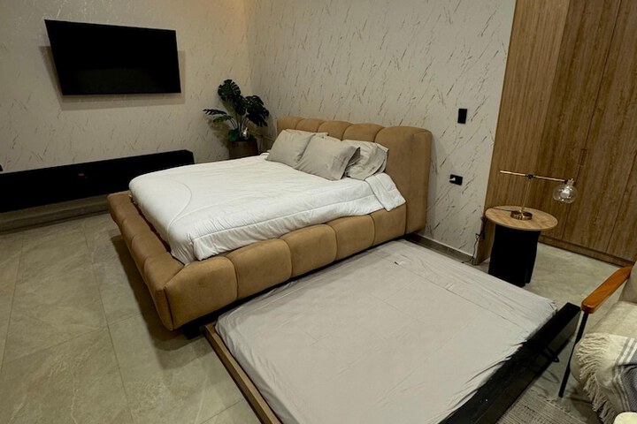 Room 2 of 6