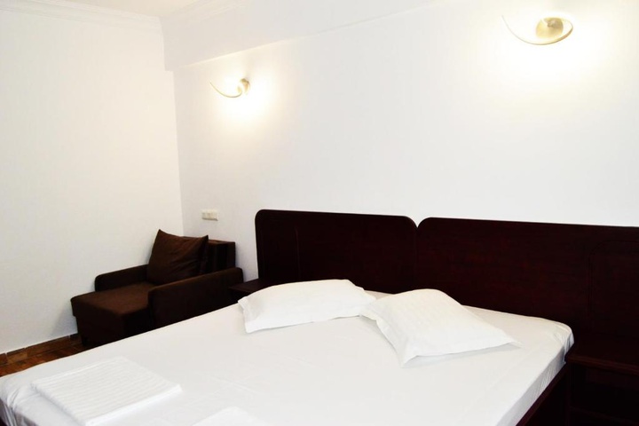 Room 2 of 16