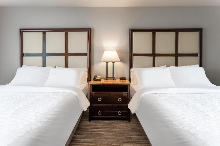 2 Queen Beds (5 of 7)