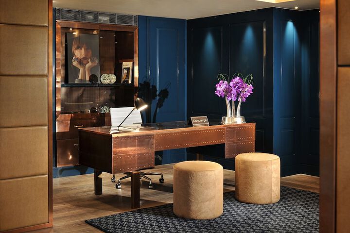 Concierge desk