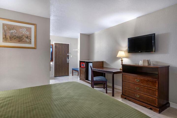 1 King Bed (2 of 6)