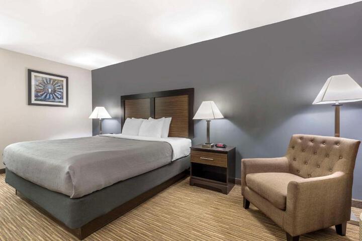 1 Queen Bed Efficiency Accessible (5 of 11)