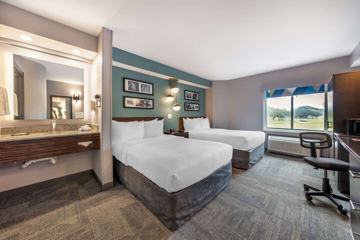 Double Accessible Queen Size Bed (2 of 12)