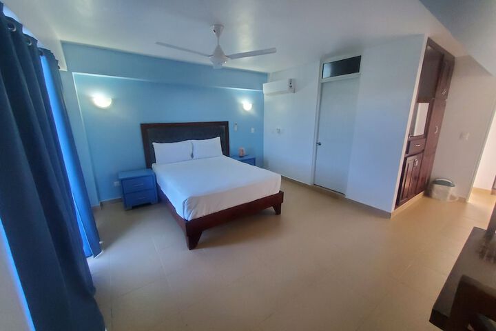 Room 20 of 102