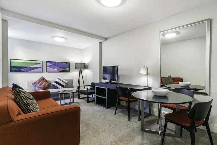 Room 4 of 8