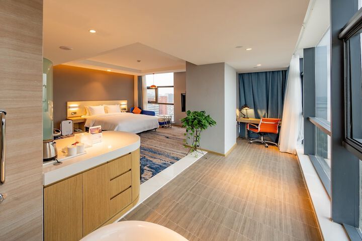 Room 7 of 25