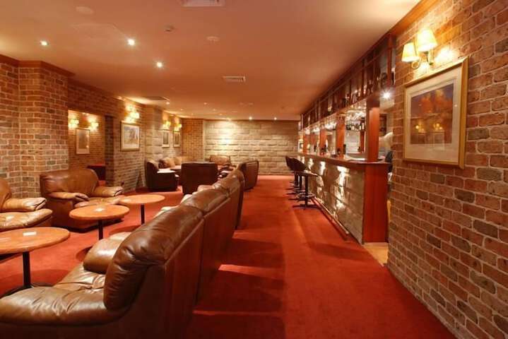 Lounge 33 of 42