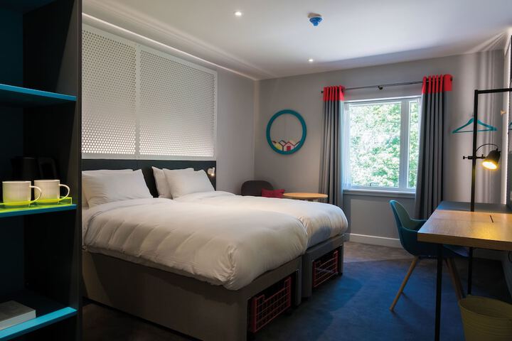 Room 6 of 32