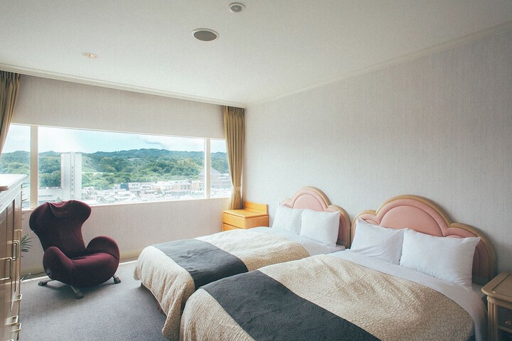 Room 4 of 74