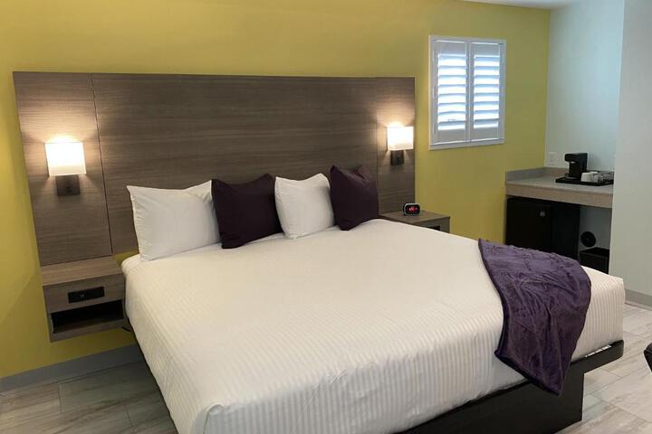1 King Bed (4 of 9)
