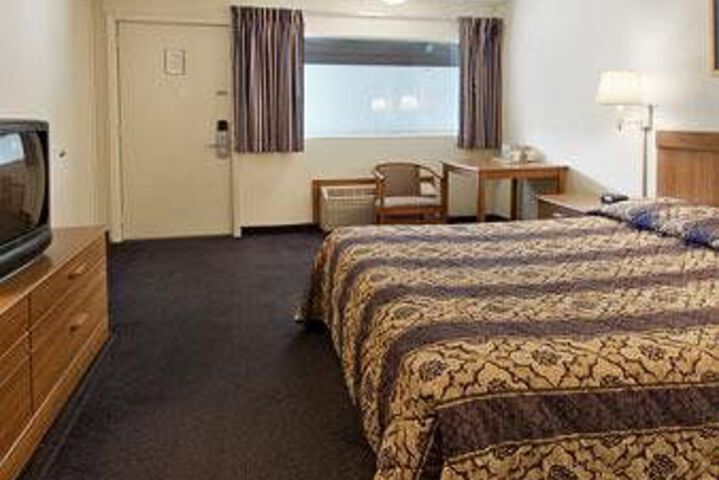 Room 6 of 12