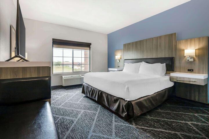 1 King Bed Hearing Accessible Room (16 of 21)