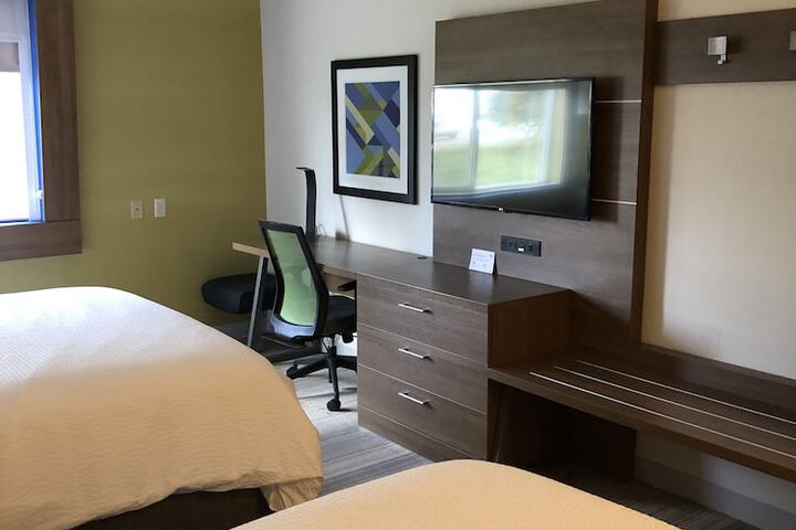 2 Queen Beds (3 of 15)